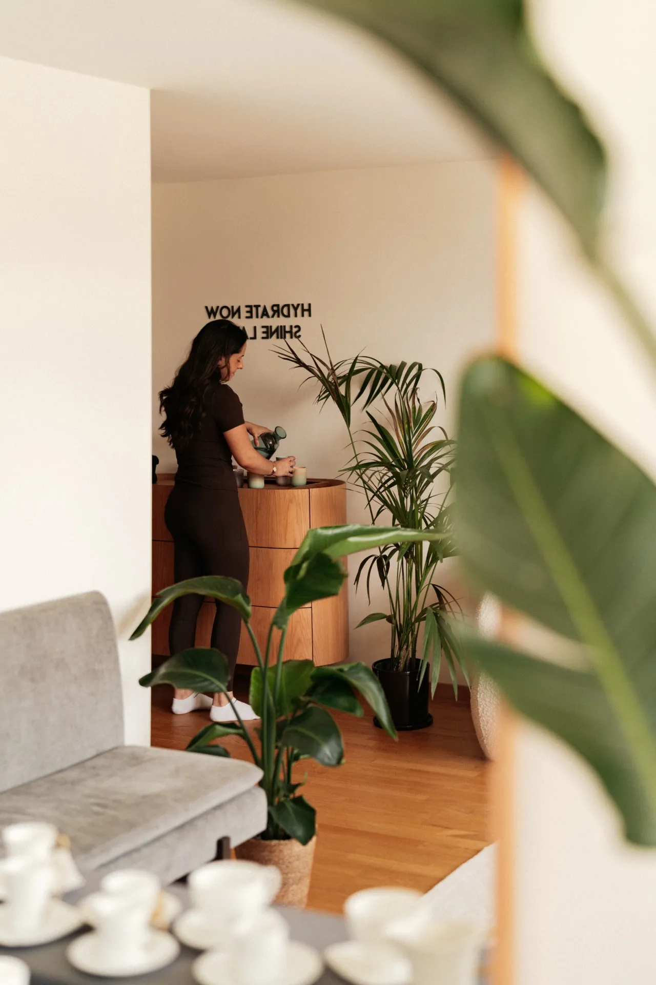 Accueil du studio Rituels — plantes, bois, lumière naturelle